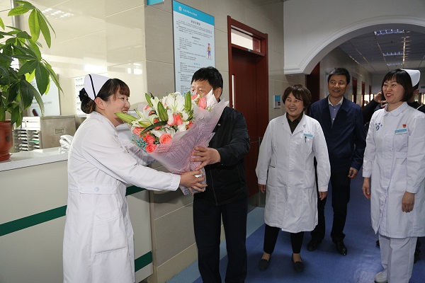 大连市卫生健康委领导在“5·12”护士节前夕莅临我院慰问白衣天使(图2)