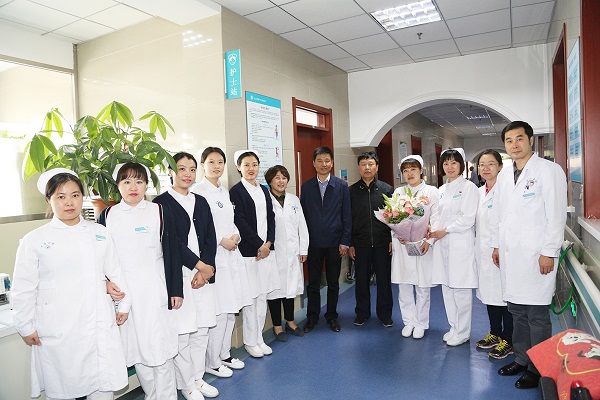 大连市卫生健康委领导在“5·12”护士节前夕莅临我院慰问白衣天使(图3)